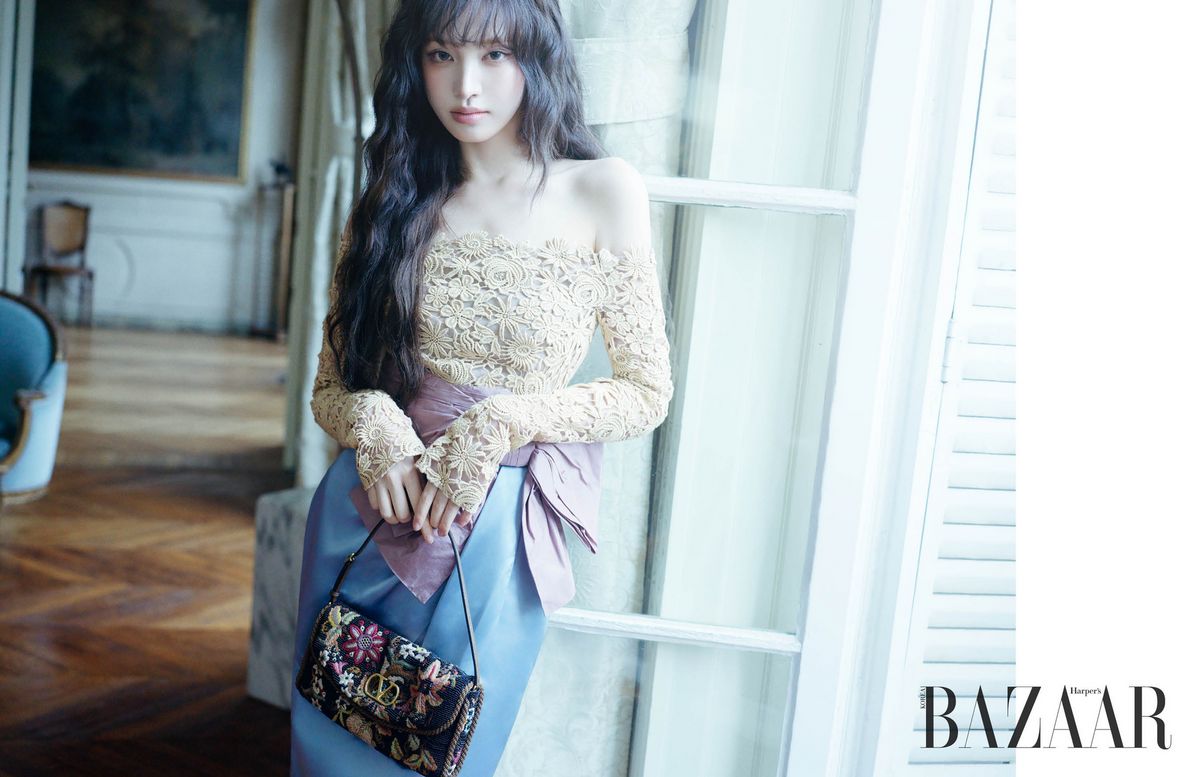 보우 장식 크로셰 드레스는 Valentino. 플로럴 자수 디테일 ‘드베인’ 백은 6백30만원 Valentino Garavani.