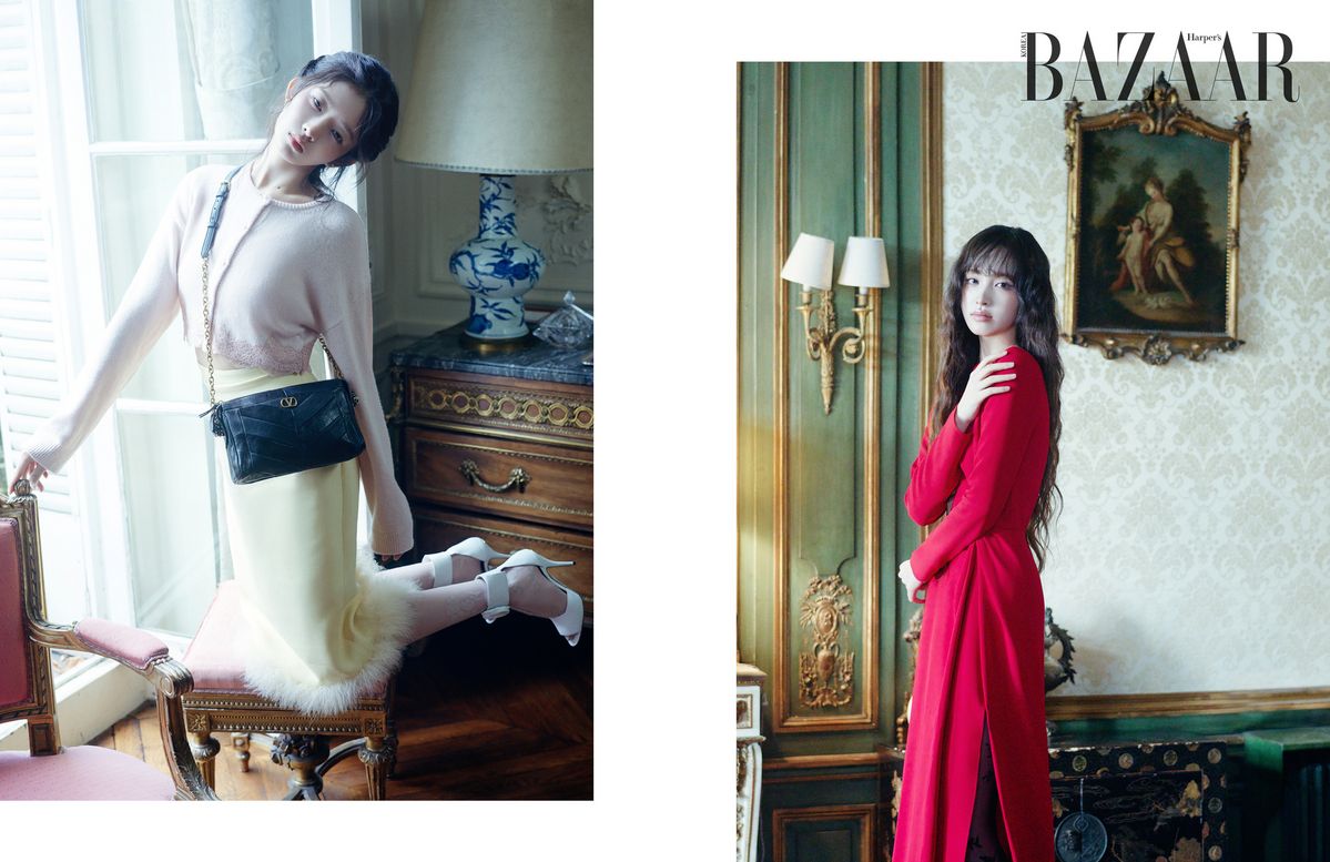 레이가 착용한 카디건, 퍼 장식 스커트는 Valentino. ‘판테아’ 미니 백은 3백21만원, 스타킹은 가격 미정, ‘드립 로즈’ 샌달은 1백87만원 모두 Valentino Garavani. 리즈가 착용한 슬릿 드레스는 Valentino. 스타킹, ‘판테아’ 펌프스는 Valentino Garavani.