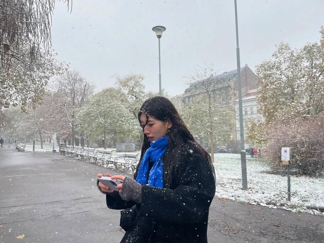 심플한 블랙 코트에 비비드한 블루 컬러의 목도리를 착용한 수지 @skuukzky