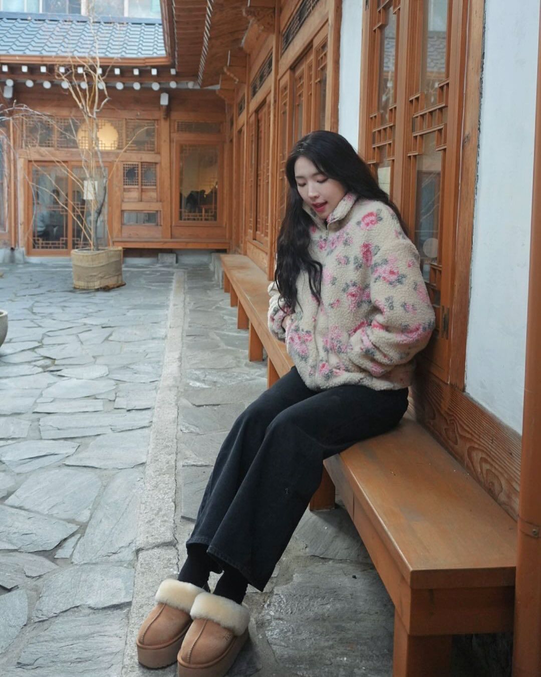 잔잔한 꽃무늬 후리스 자켓으로 귀여운 포인트를 준 성해은 @__haeppy