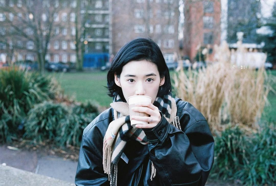 버버리 체크 패턴 머플러로 클래식한 무드를 자아내는 정은채 @jungeunchae_