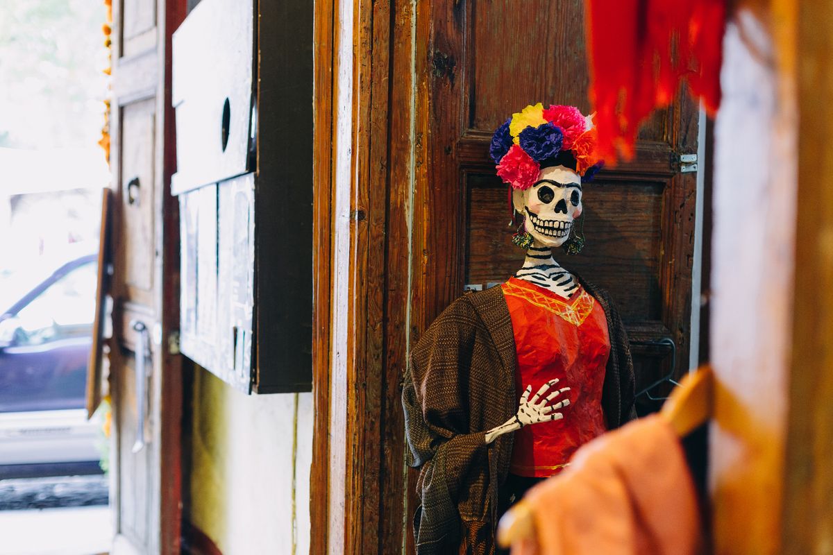 라 카트리나(La Catrina) / 우아한 모자와 드레스를 입은 해골 여인. “죽음 앞에서도 품격을 잃지 않는다”라는 풍자적 메시지를 담고 있다.(출처: 게티이미지)