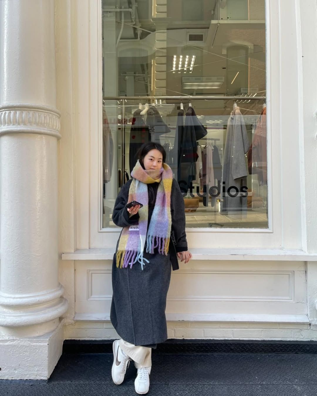 아크네 스튜디오의 파스텔 컬러 목도리를 착용한 안소희 @ssoheean