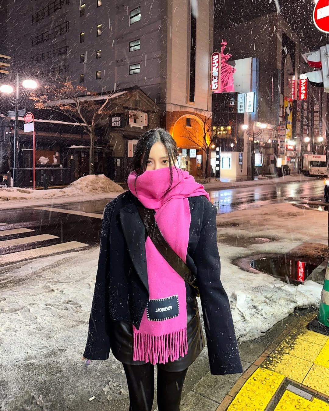 자크뮈스의 핫핑크 목도리를 착용해 경쾌한 분위기를 연출한 효민 @hyominnn