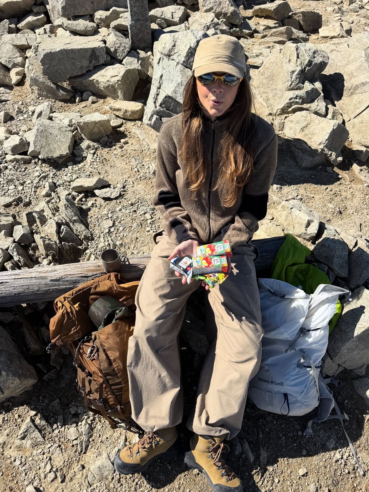 발목까지 올라오는 하이톱 트레킹 슈즈에 바지 밑단을 넣어 연출한 @hildurkarlsson