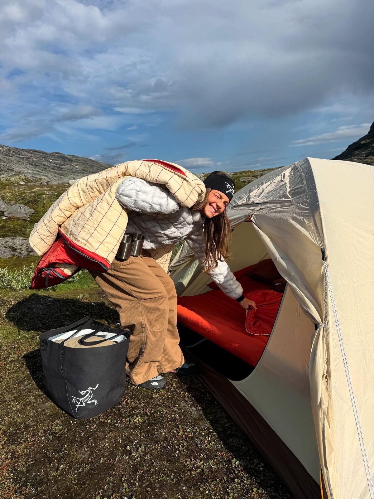 와이드한 브라운 패러슈트 팬츠로 편안한 무드를 더한 @hildurkarlsson