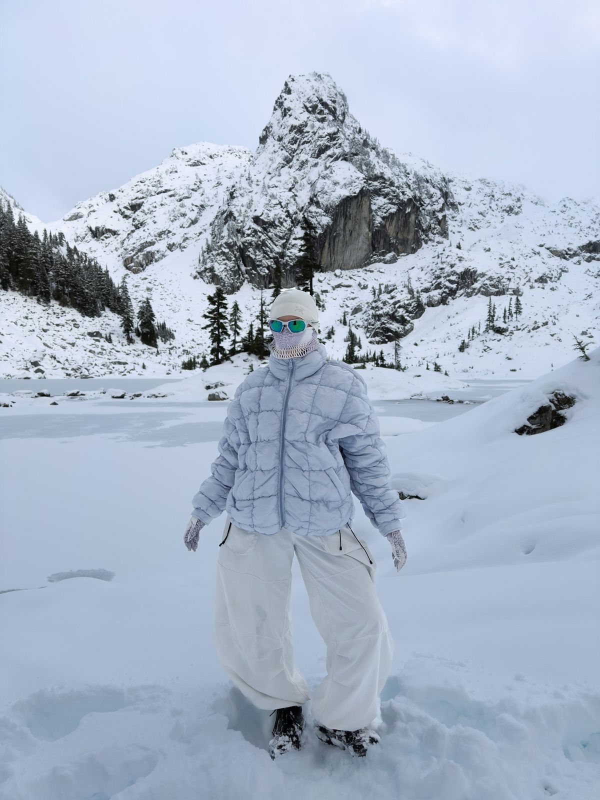 새하얀 설산과 어울리는 아이스 블루 패딩을 입은 @sabriinab___