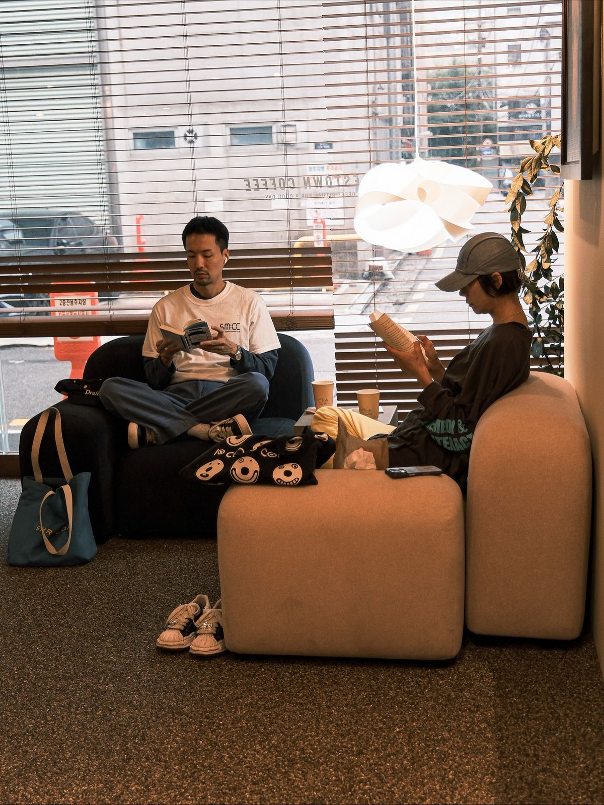 북 다이브(Book Dive)에서 독서에 집중하는 사람들 / @seoulmorningcoffeeclub 