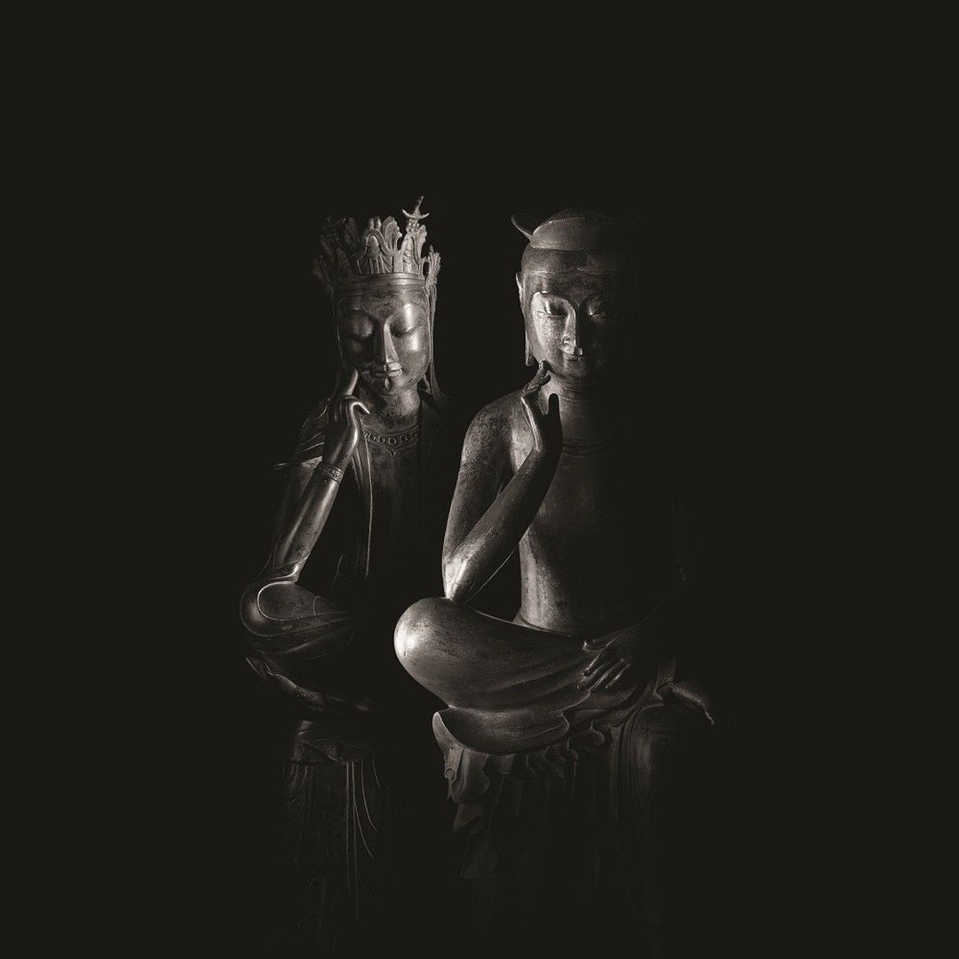 국립중앙박물관 '사유의 방'에 전시된 반가사유상 두 점 / @nationalmuseumofkorea 