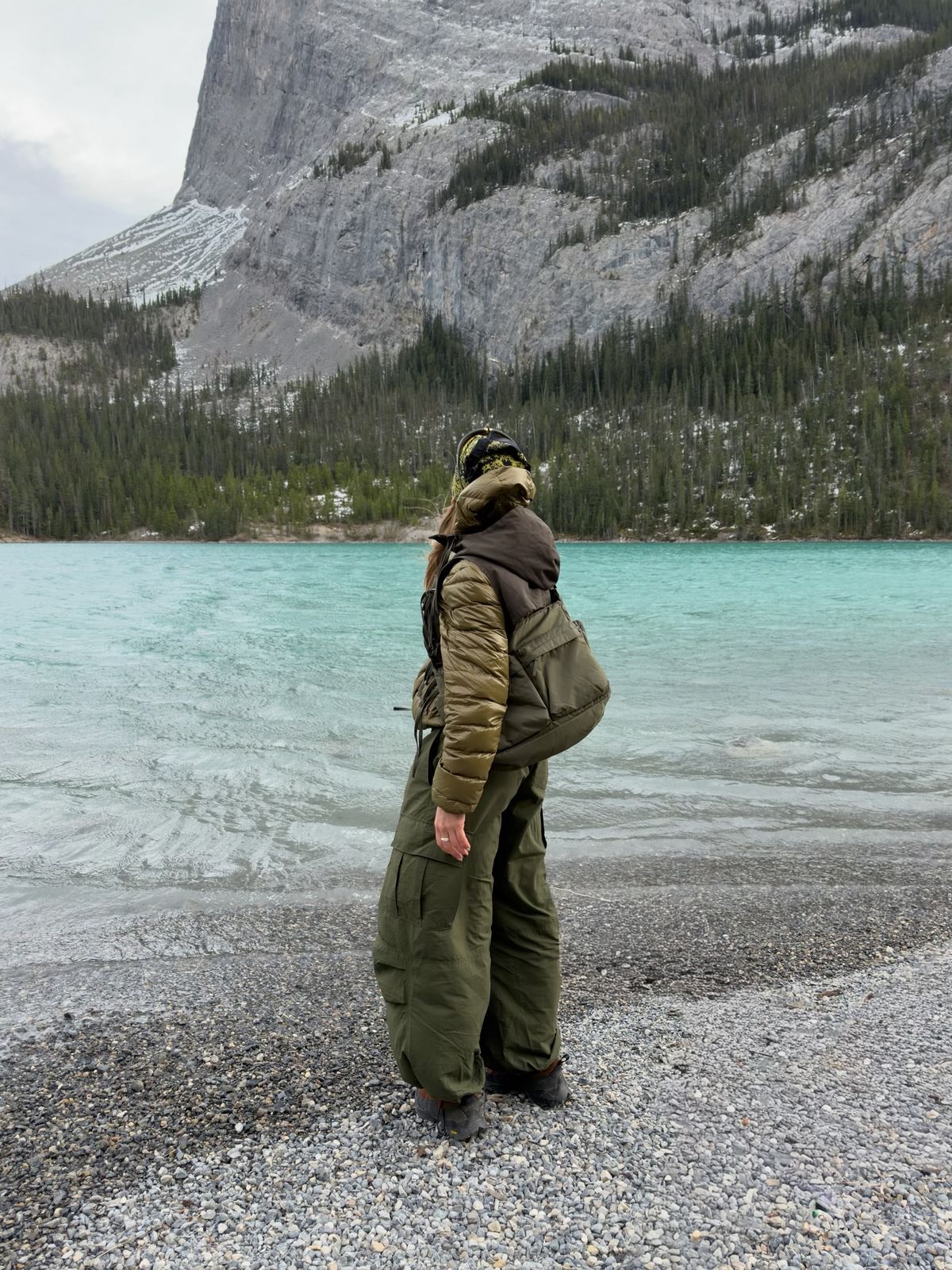 포켓 디테일의 카키 팬츠로 스타일과 기능성을 동시에 잡은 @sabriinab___