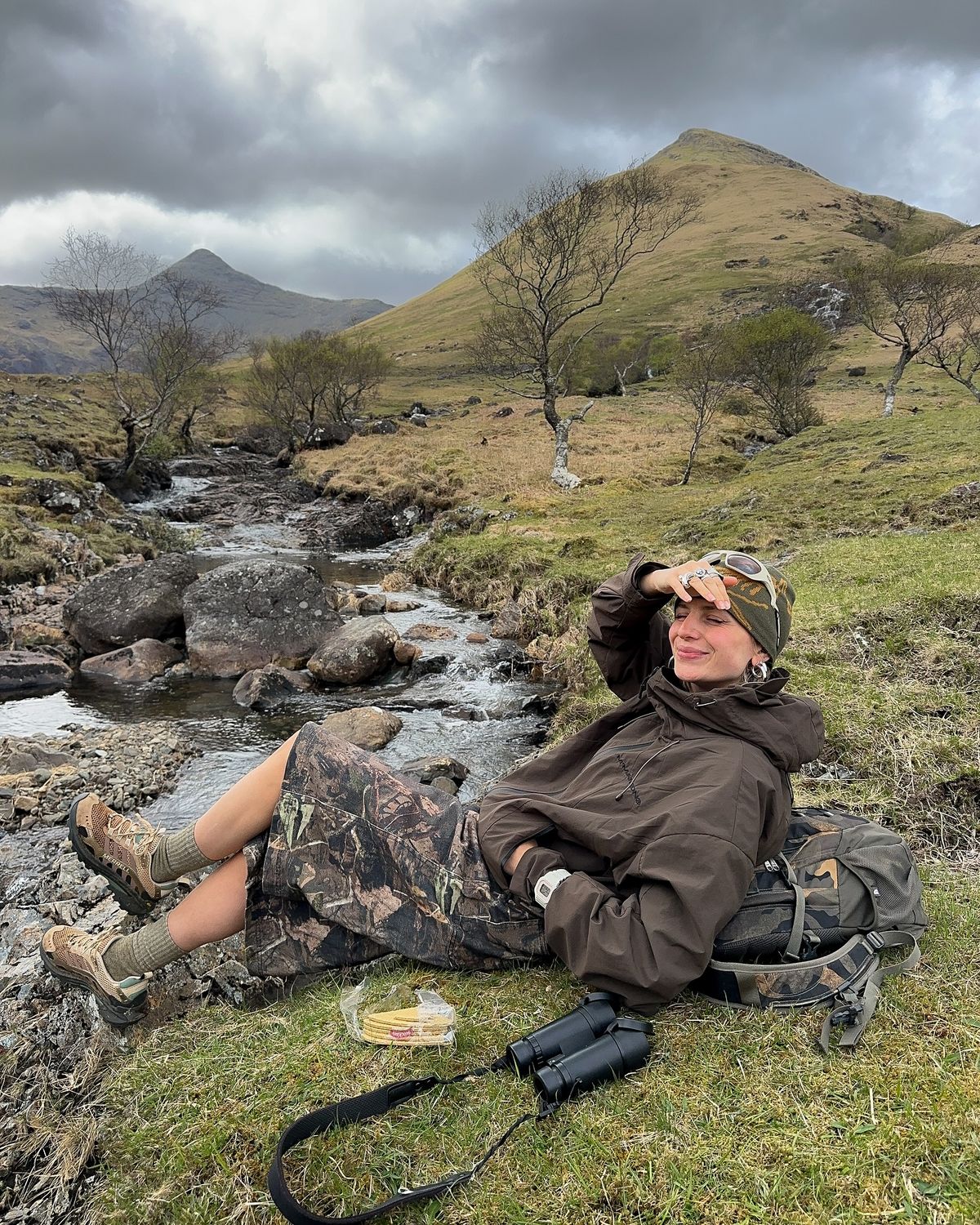 브라운 윈드브레이커를 패턴 쇼츠와 카키 컬러 아이템들과 함께 연출해 자연의 무드를 살린 @momentsabloom