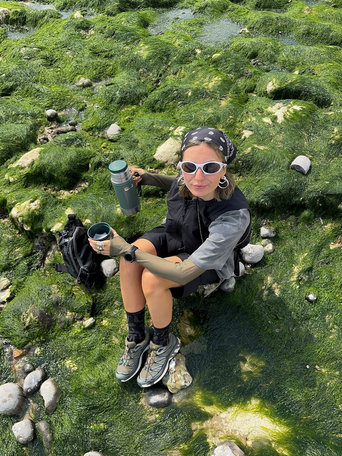 패턴 포인트 삭스와 트레킹 슈즈의 스트랩이 만나 완성된 자유롭고 힙한 무드의 @momentsabloom