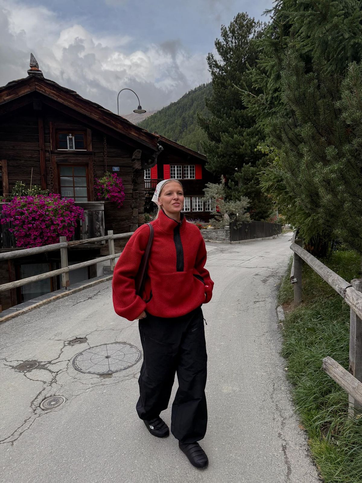 레드 컬러 플리스로 경쾌한 포인트를 준 @holliemercedes