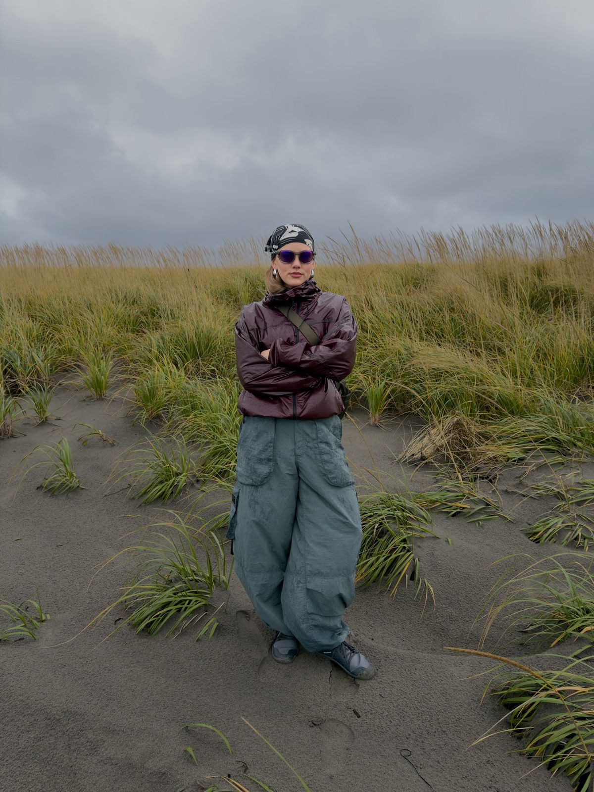 퍼플 상의와 조화가 돋보이는 다크 에메랄드 빛의 팬츠를 선택한 @sabriinab___