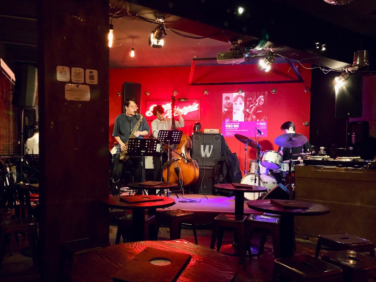 재즈 공연을 진행 중인 이태원 재즈바 '부기우기' / 업체 제공