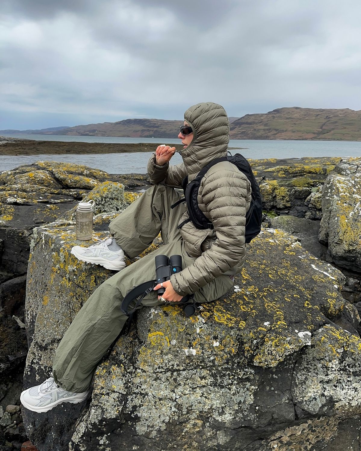 어스톤 패딩과 팬츠의 톤온톤 룩을 선보인 @momentsabloom