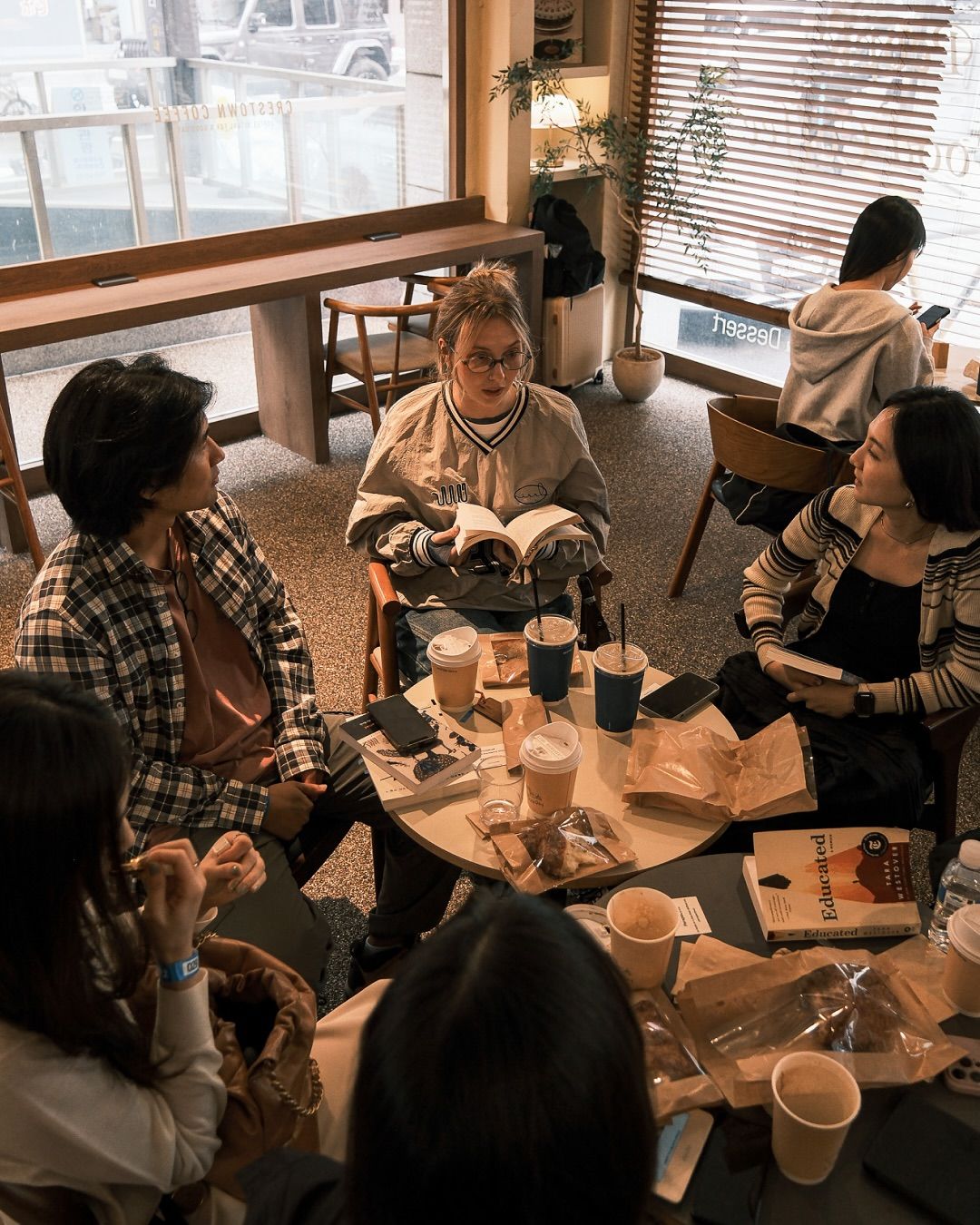 SMCC 북 다이브에서 커피 토크를 나누는 사람들 / @seoulmorningcoffeeclub 