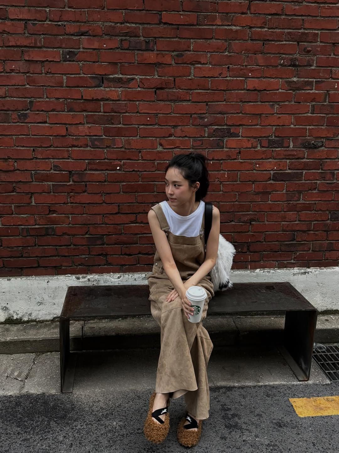 퍼 플랫 슈즈를 착용한 손나은 @marcellasne_