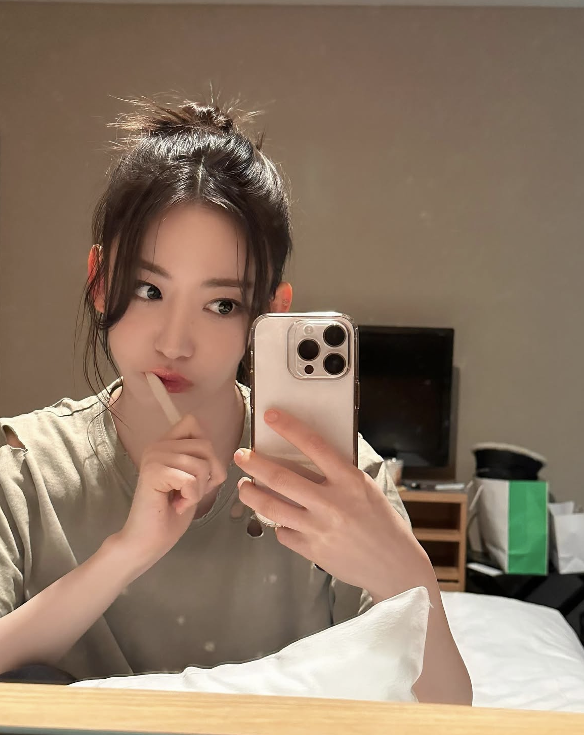 양치하고 있는 르세라핌 사쿠라 / @39saku_chan