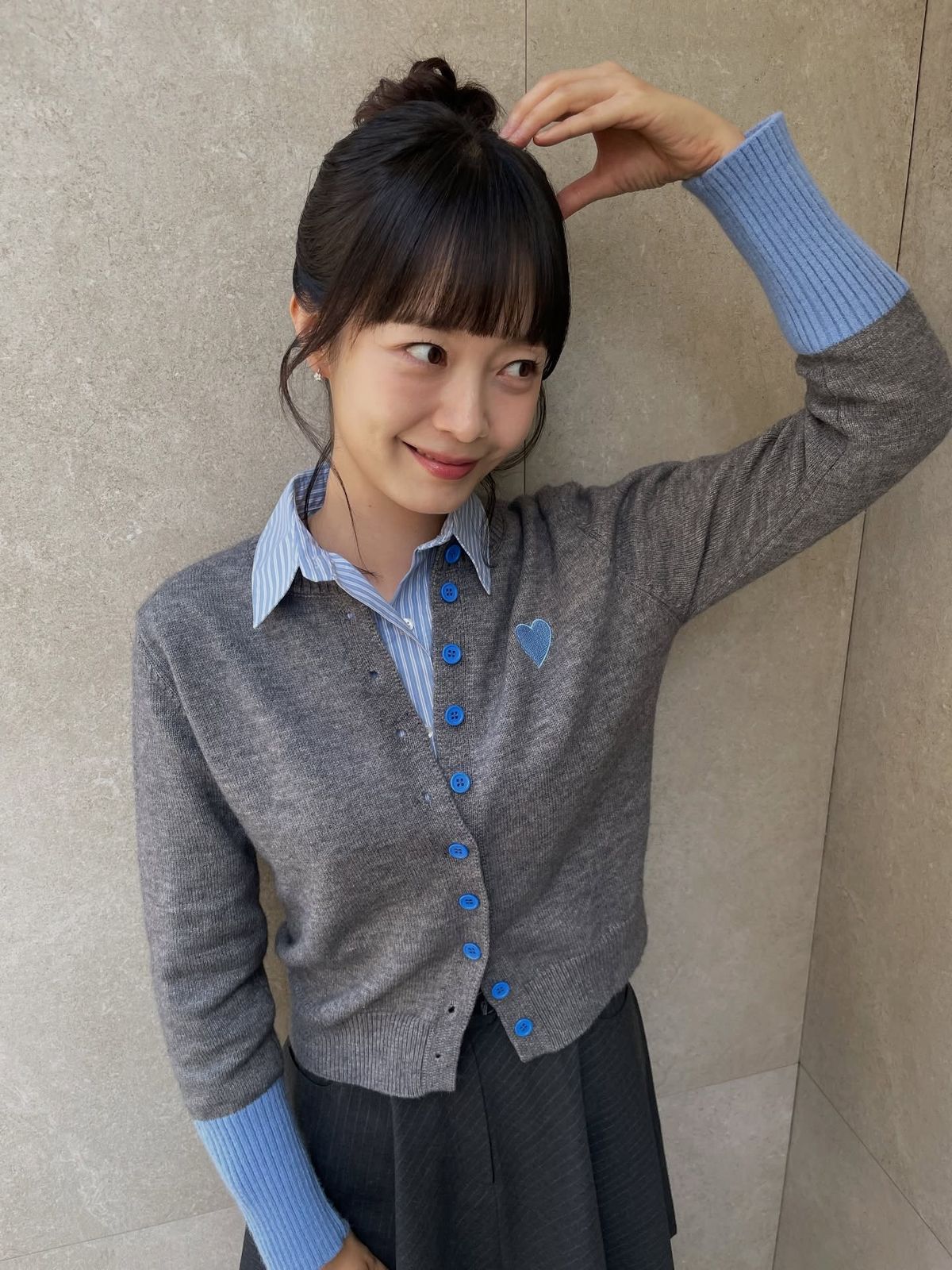 높게 묶은 번헤어로 사랑스러운 모습을 뽐내는 전소민 @jsomin86