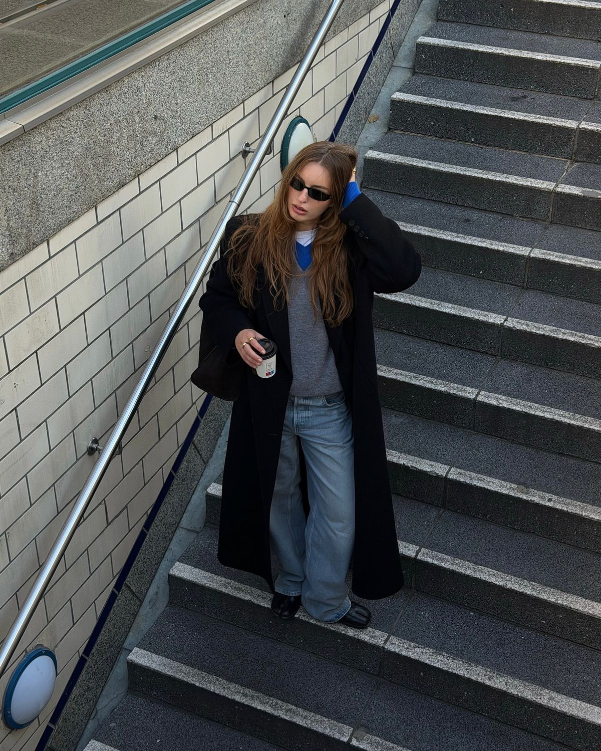 그레이 브이넥 니트로 센스있는 레이어드 룩을 선보인 @sina.anjulie