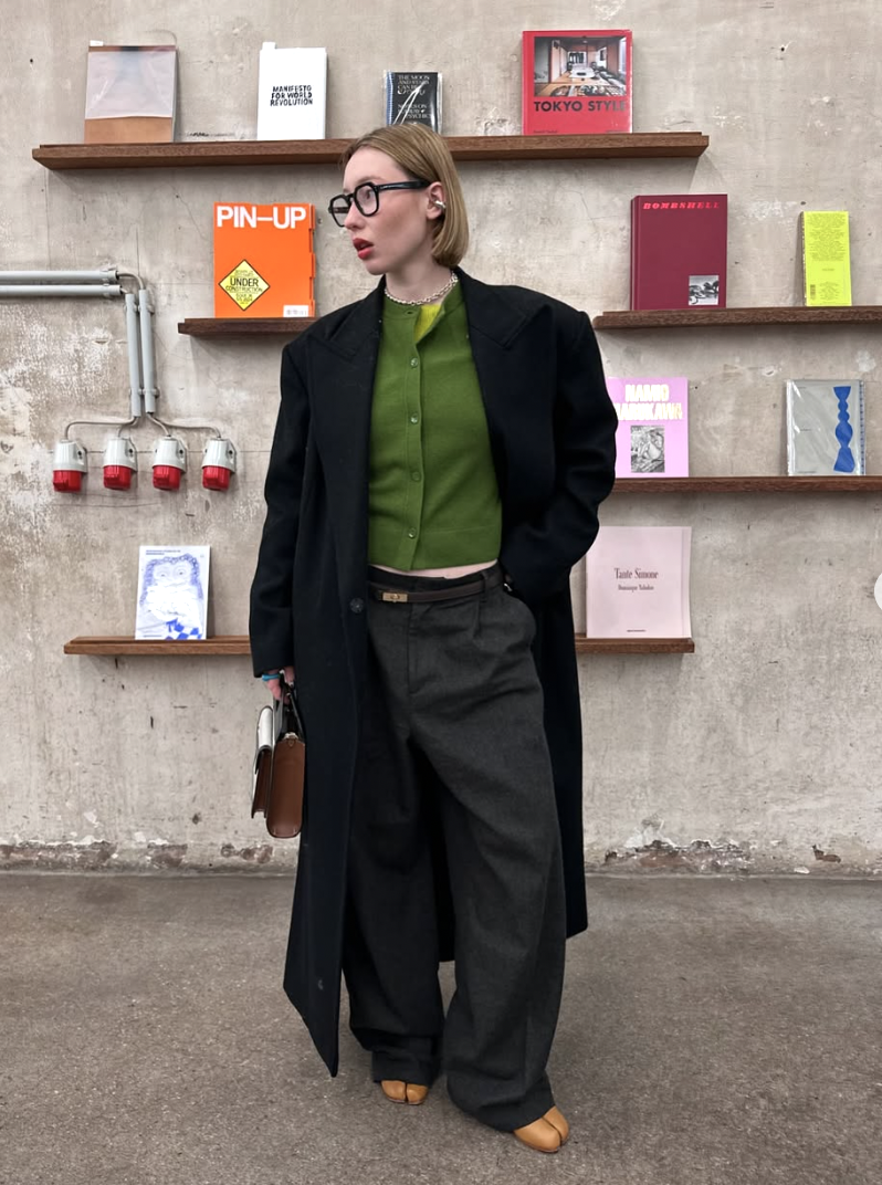 올리브 가디건을 톱처럼 연출한 @volgaleoni