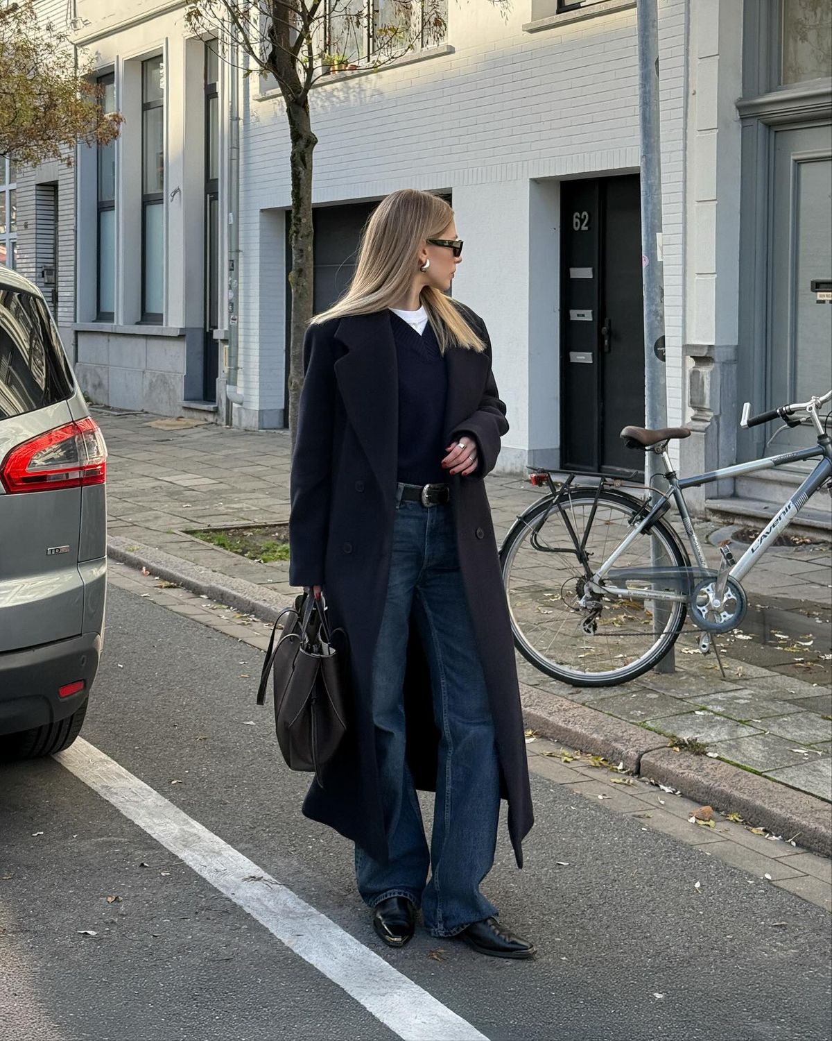 브이넥 니트와 블랙 코트로 베이직한 겨울 룩을 완성한@eviwave