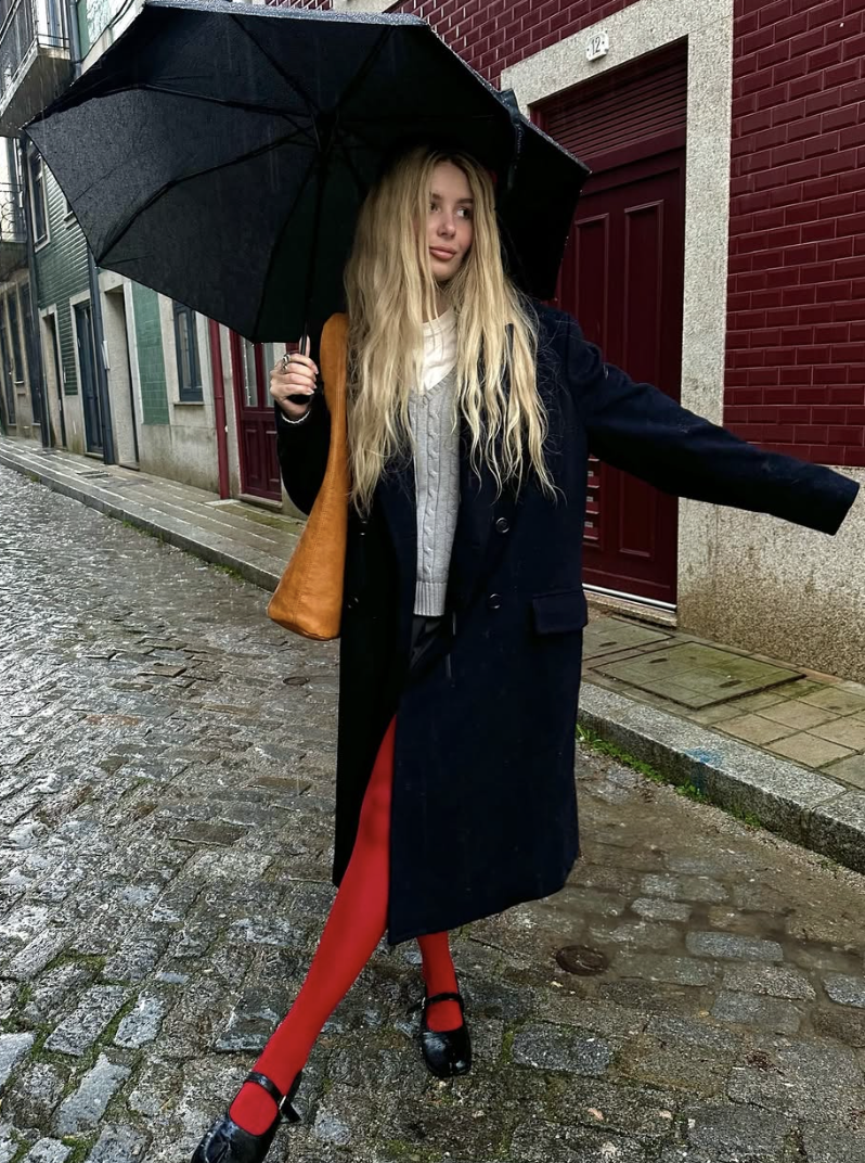 케이블 니트와 컬러 스타킹으로 발랄한 프레피 무드를 연출한 @yuliiacharm