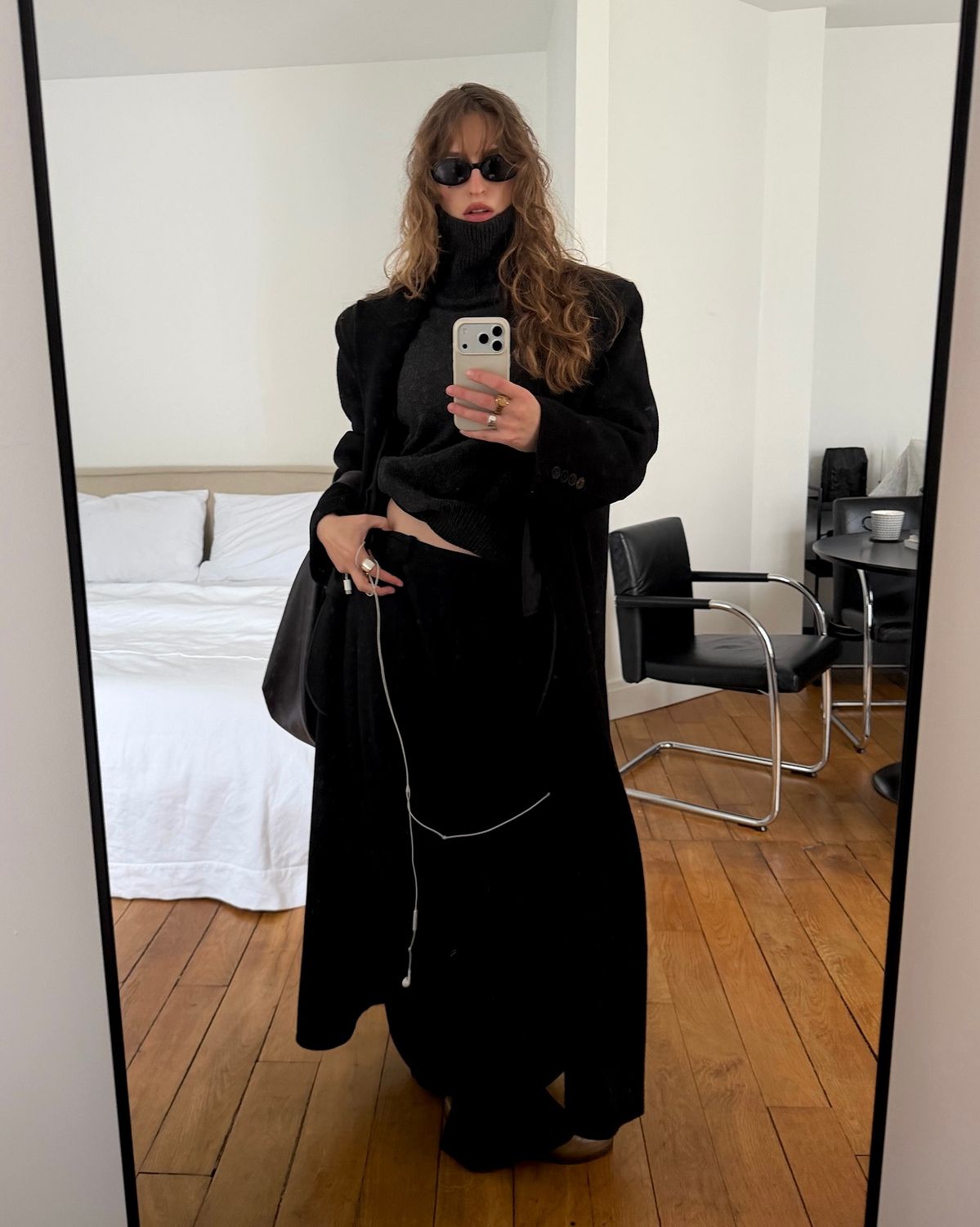 터틀넥 니트로 시크한 블랙 코트 룩을 완성한 @sina.anjulie 