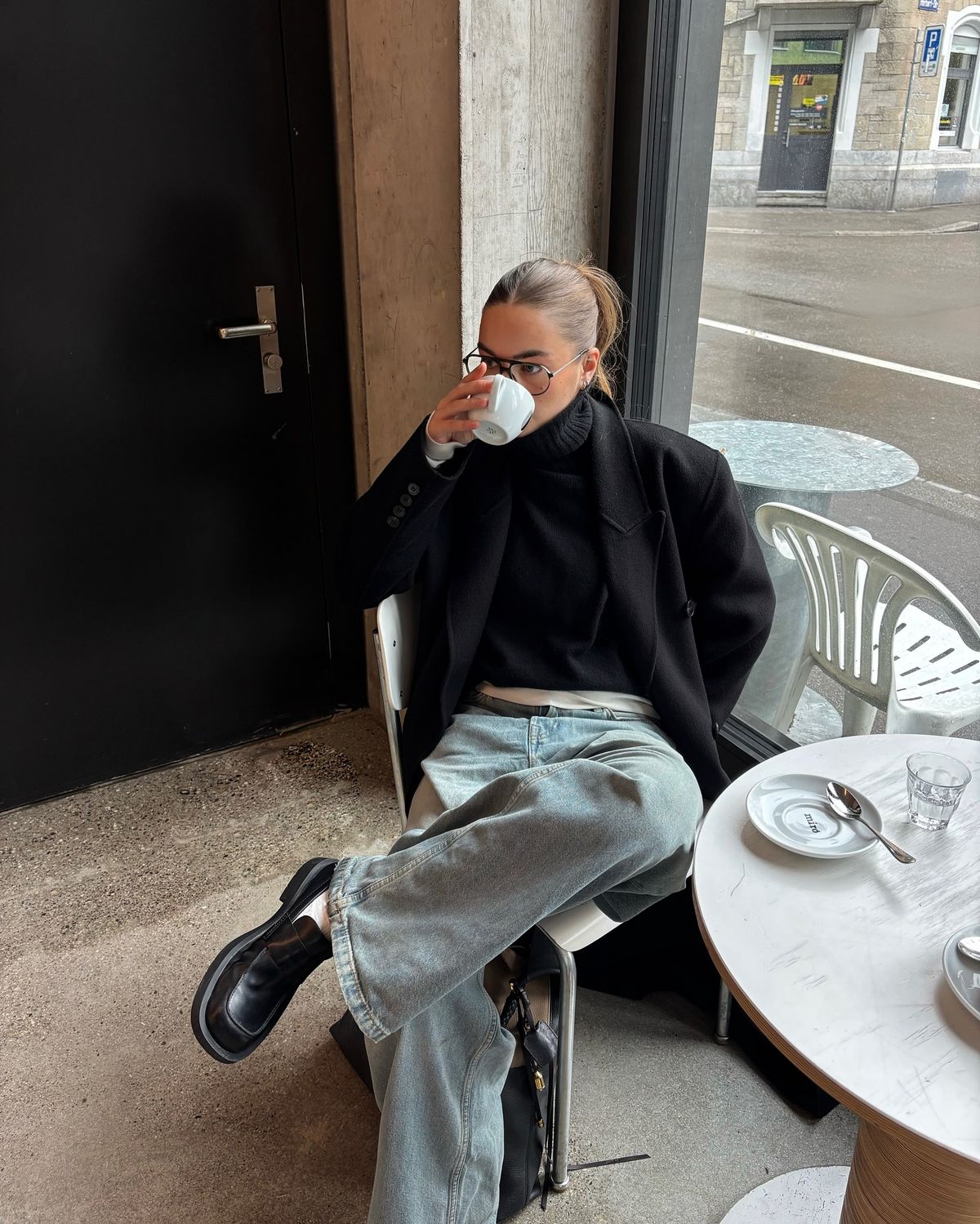 니트와 데님, 코트의 실패 없는 조합을 보여준 @sina.anjulie 