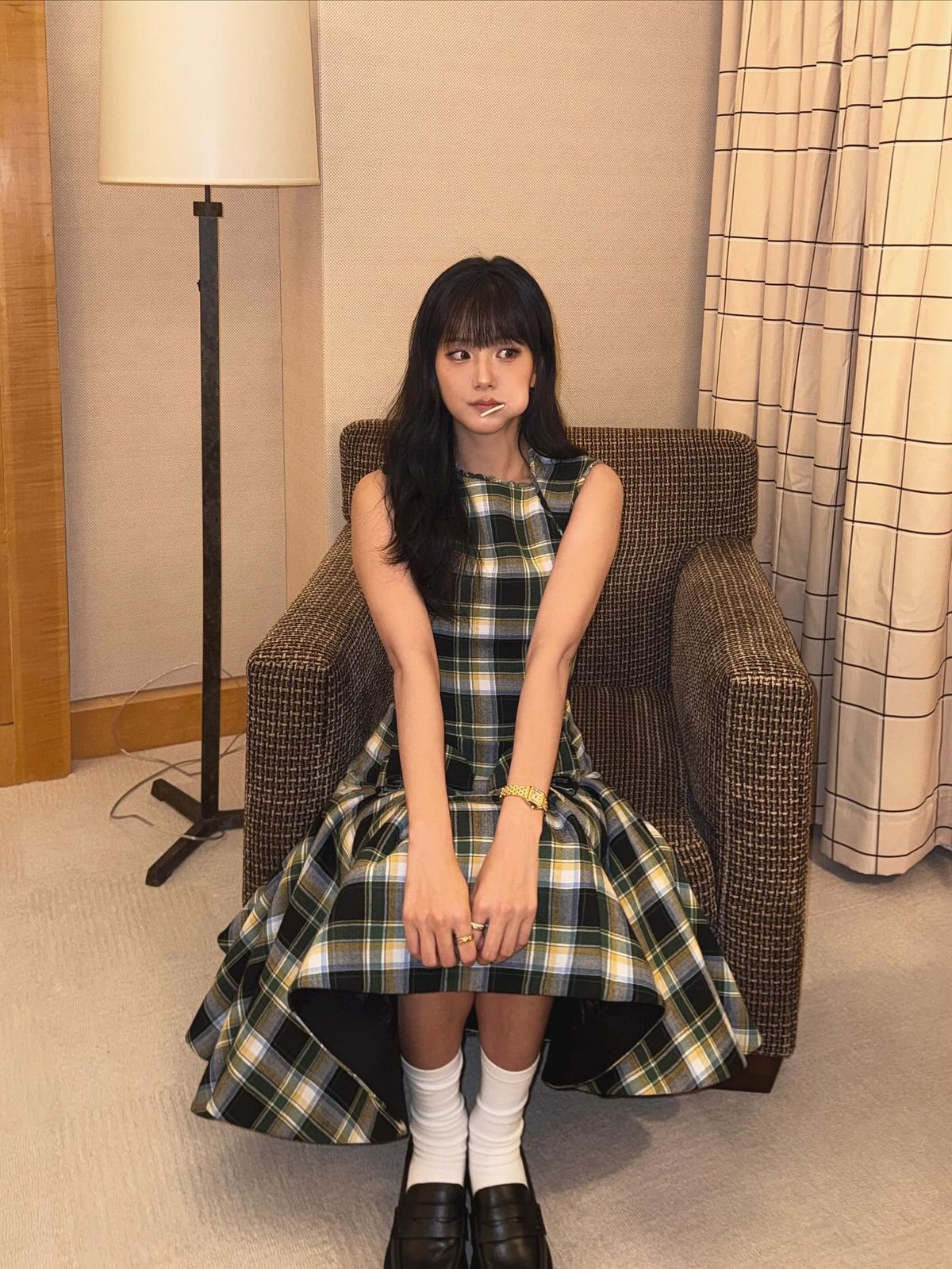 체크스커트와 함께 레트로 무드를 뽐낸 지수 @sooyaaa__