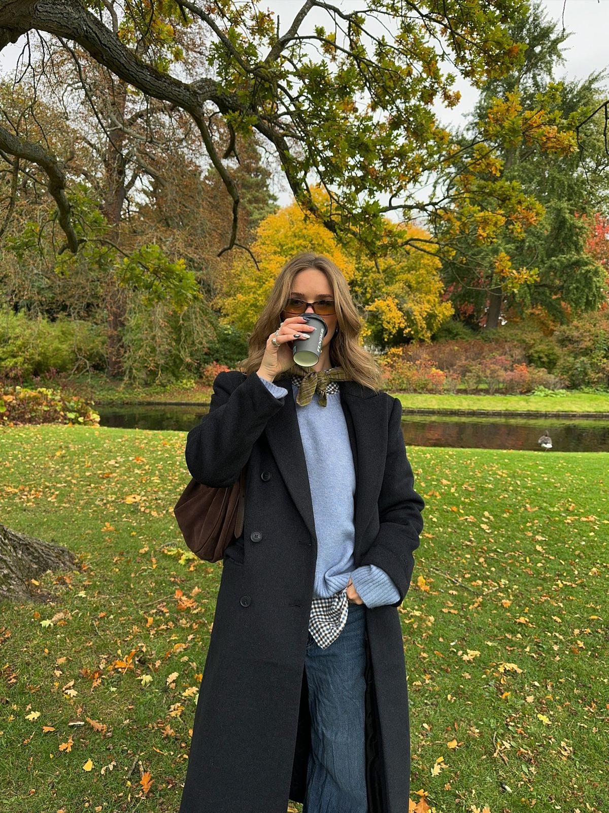 스카이 블루 니트로 포근한 코트 룩을 연출한 @kristinervb