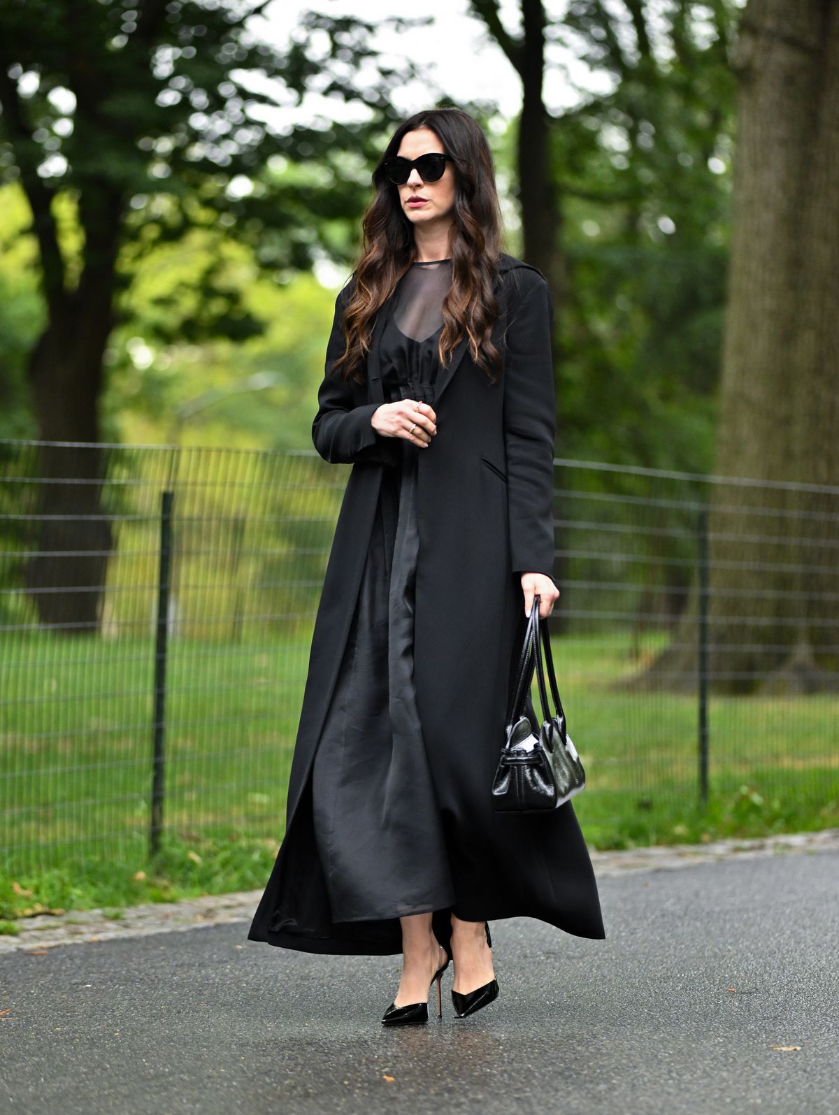 블랙 코트와 롱드레스로 우아한 무드를 풍기는 앤해서웨이/ 게티이미지