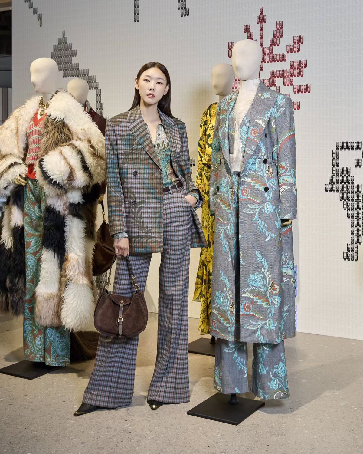 에트로 미디엄 스웨이드 포니 백을 착용한 한혜진 @modelhanhyejin 