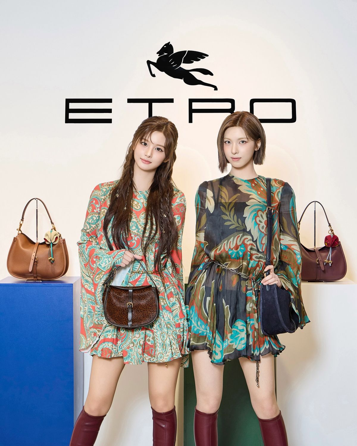 에트로 애니멀 프린트 스몰 가죽 포니백을 든 설윤과 미디엄 스웨이드 포니 백을 착용한 배이 @nmixx_official 