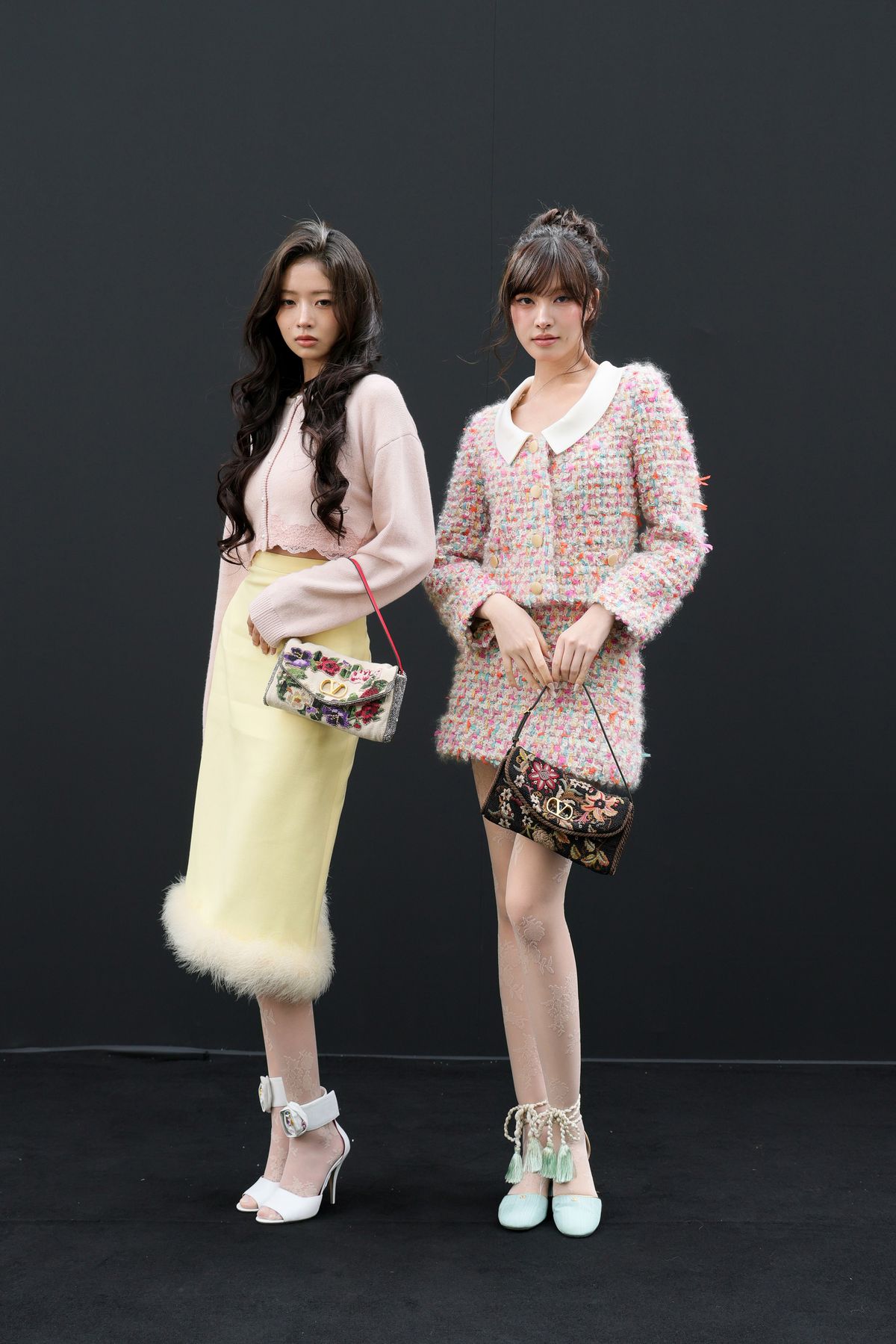 파리 패션위크에서 발렌티노 드베인 백을 든 아이브 레이와 리즈 @VALENTINO