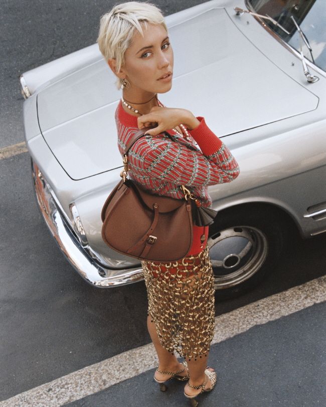 도시 속을 자유롭게 움직이는 영국 모델 아이리스 로 @ETRO