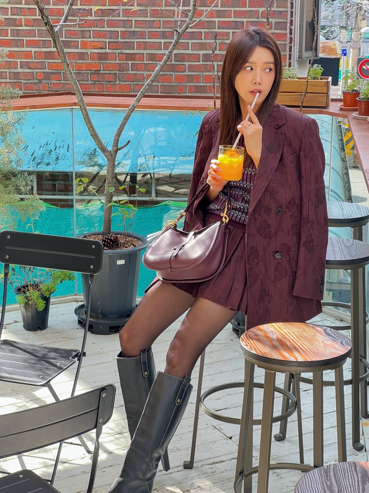 에트로 미디엄 가죽 포니백을 든 채정안 @chae_jungan