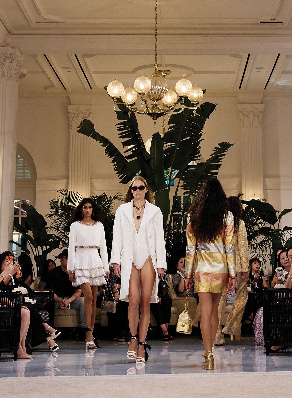 싱가포르 래플스 호텔 메인 빌딩에서 열린 샤넬의 2025/26 크루즈 쇼.