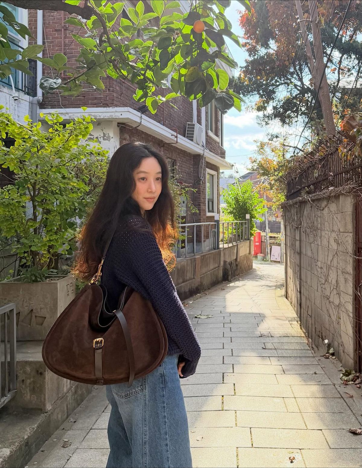 에트로 맥시 스웨이드 포니 백과 연출한 려원의 데일리룩 @yoanaloves 