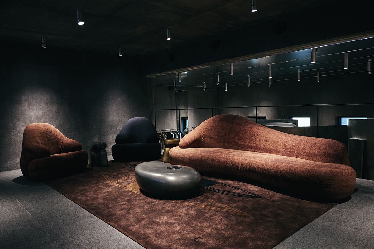 오감을 표현한 가구들이 놓인 1층 라운지. 