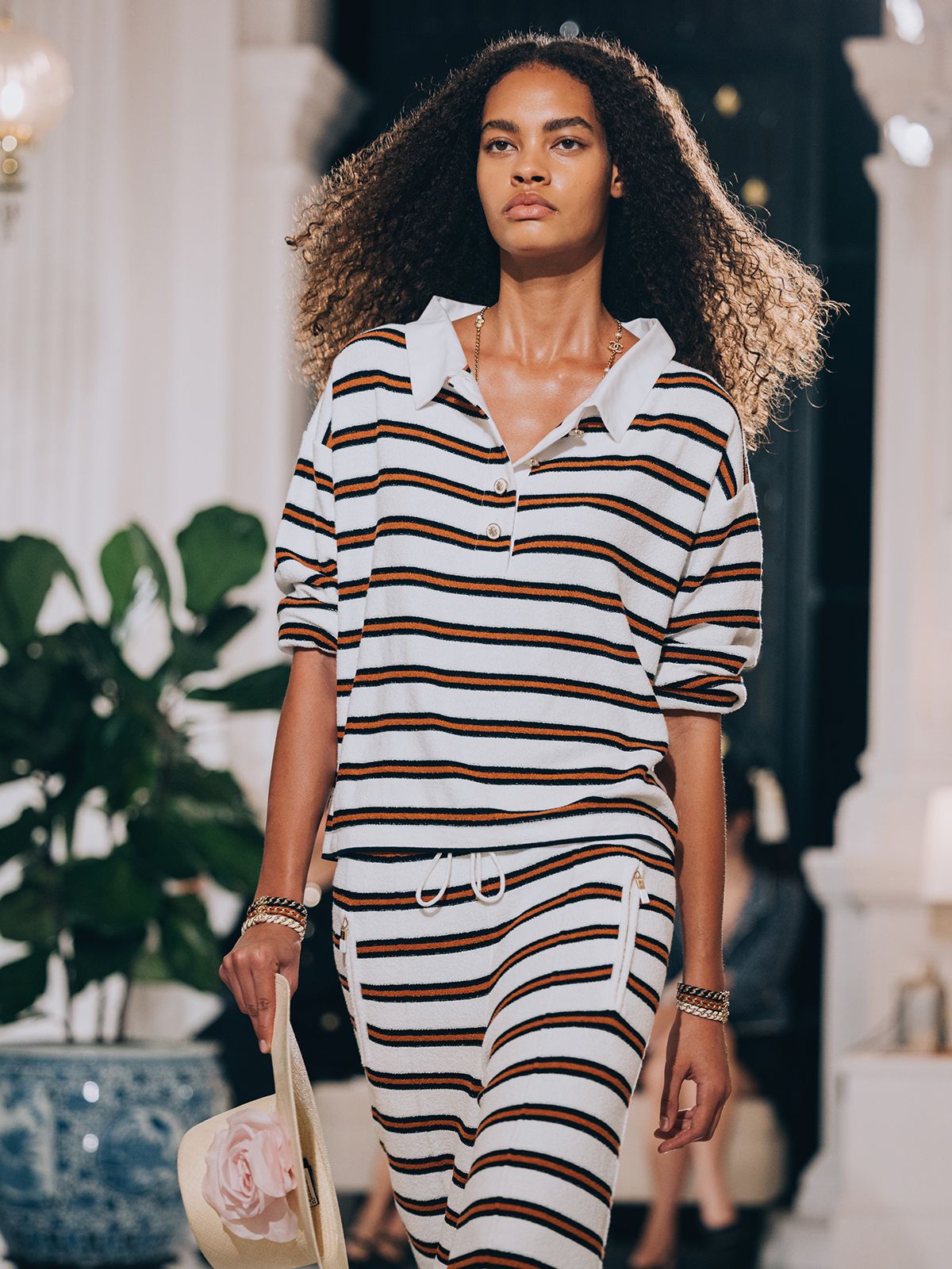 일상에서 편하게 입을 수 있는 스트라이프 패턴의 파자마가 눈길을 끌었다. 