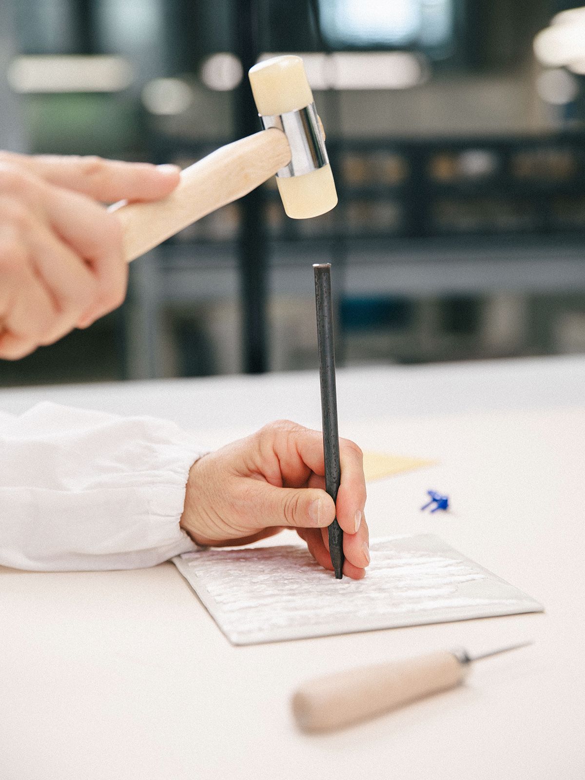 이번 DLA 프로젝트를 진행 중인 이우환 작가의 손. ⓒ Federica Livia