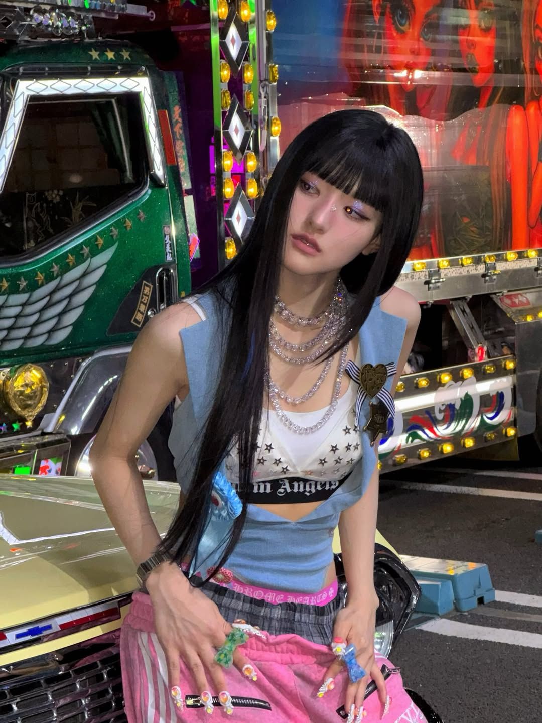 언더웨어를 여러 개 겹쳐 입은 듯한 새깅 룩으로 자유분방한 매력을 선보인 키스 오브 라이프 하늘 / @kissoflife_s2