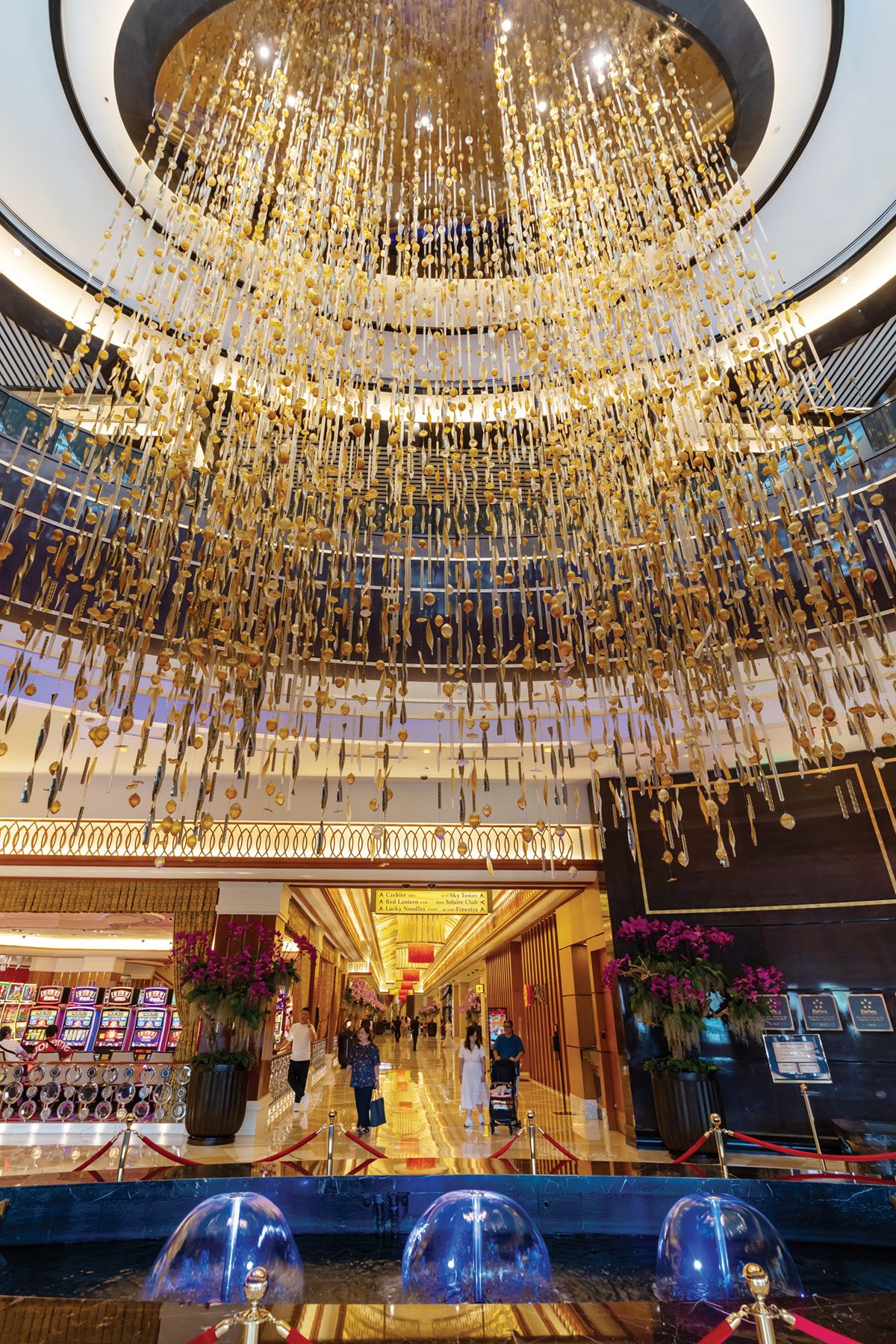 솔레어 리조트 엔터테인먼트 시티 입구에 설치된 .