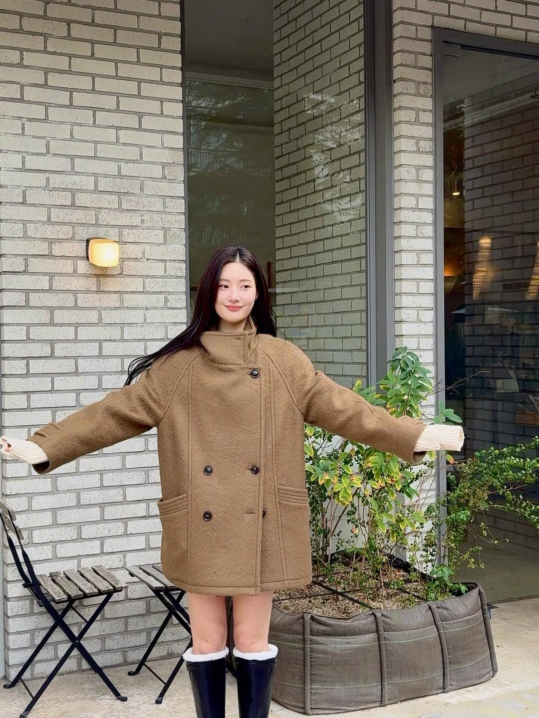 커피색 반코트와 블랙 롱부츠를 매치해 클래식한 느낌을 연출한 정채연 / @ j_chaeyeoni