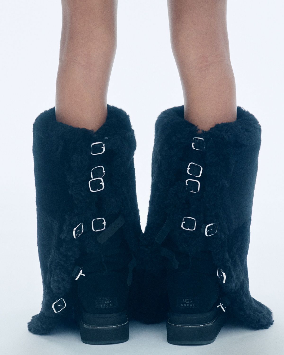 UGG x SACAI 스웨이드 버클 롱 부츠, 1백78만원