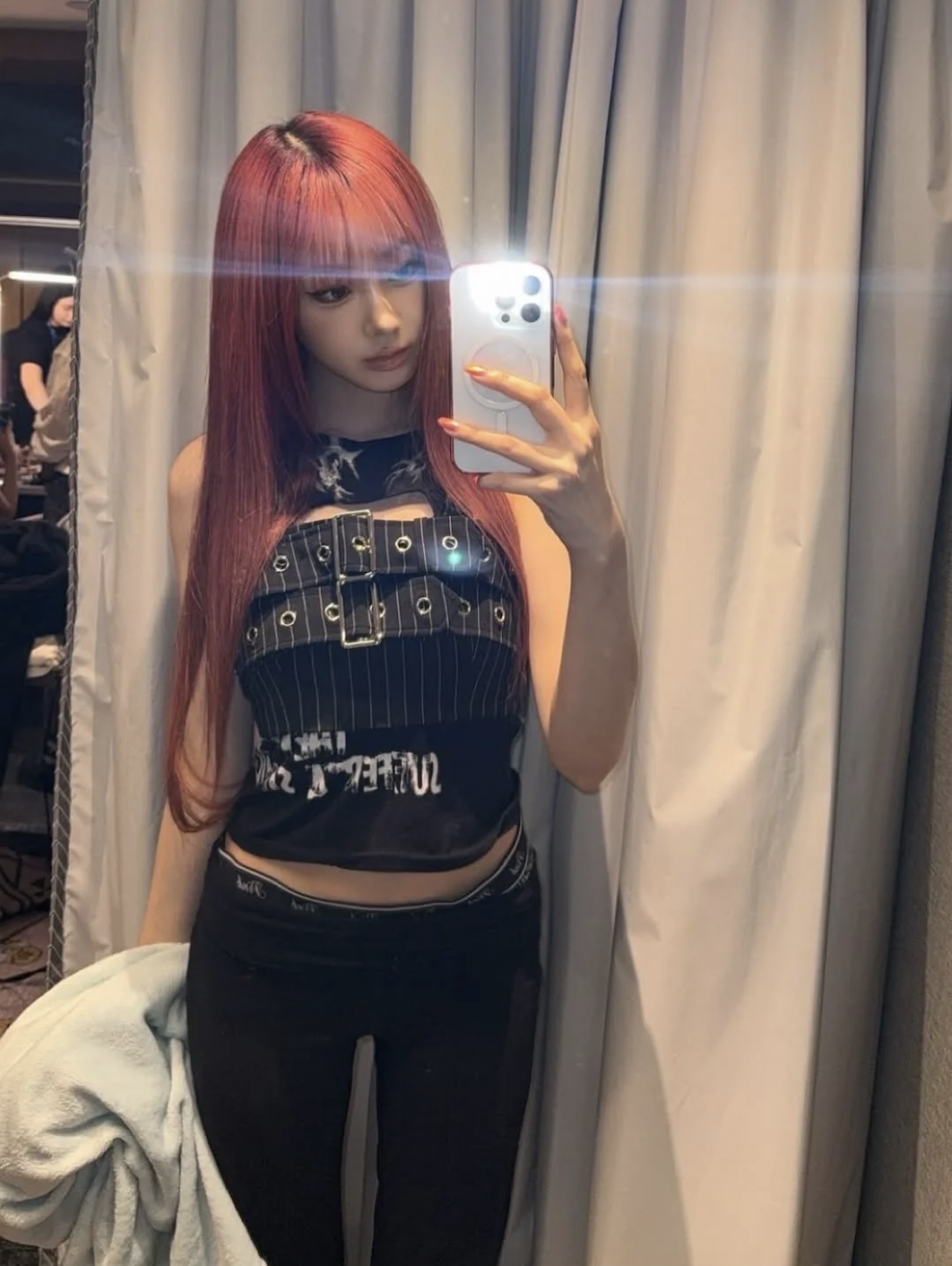 로우 라이즈 팬츠를 착용해 로고 장식 언더웨어를 살짝 노출한 지젤 / @aerichandesu