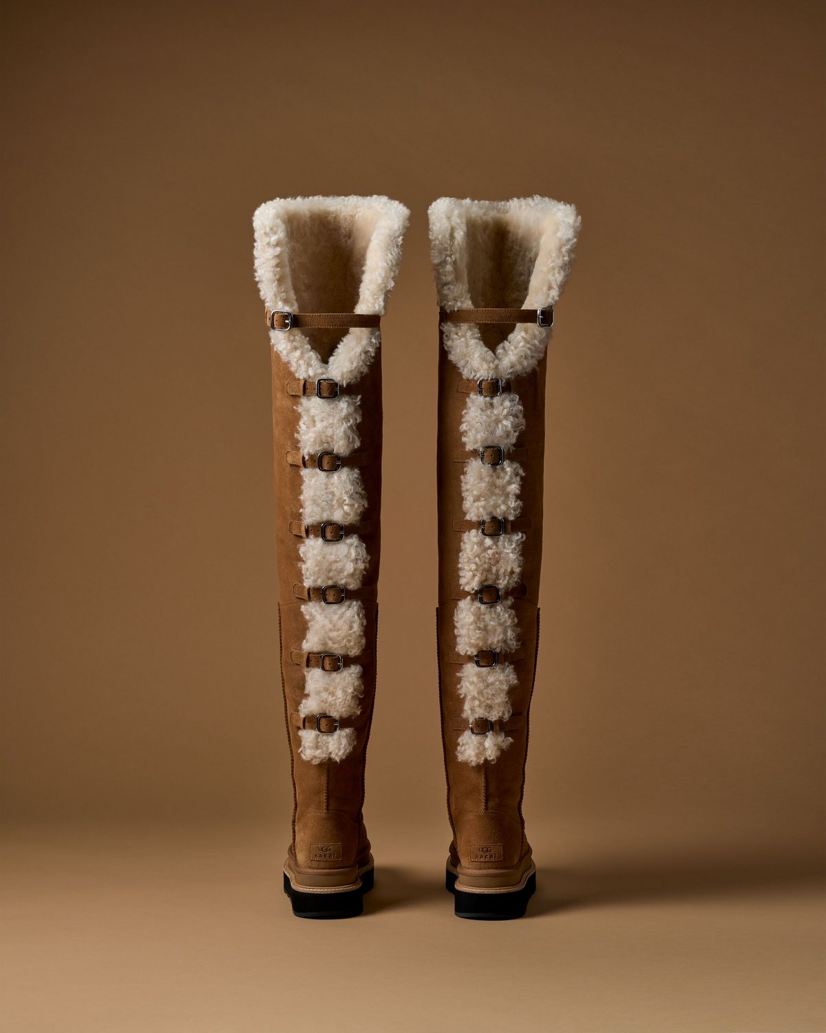 UGG x SACAI 스웨이드 버클 롱 부츠, 1백78만원