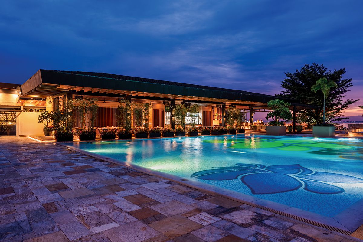 마닐라 베이를 정면으로 마주하는 수영장.